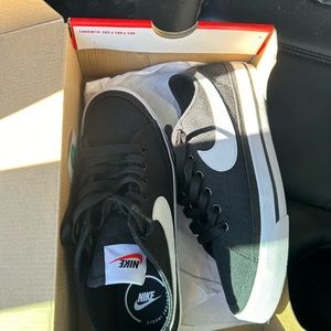 Nike court legacy black/white wmns size 7